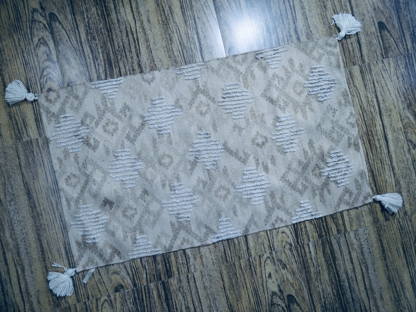Tufted accent rug with corner tussels (25