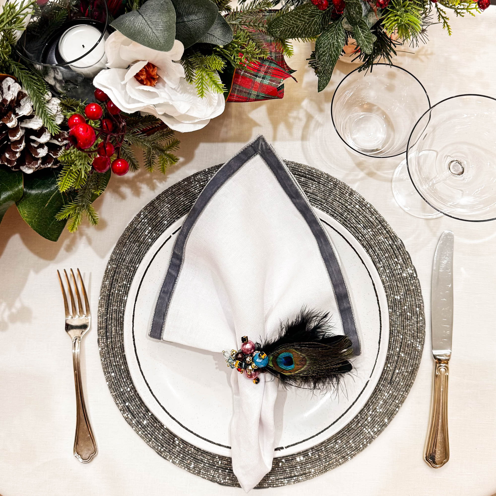 New York Linen Napkins with Silver Velvet Borders, Set of 4